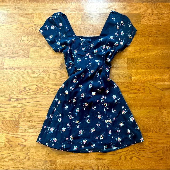 Abercrombie & Fitch Dresses & Skirts - Abercrombie Floral Dress Black Sweetheart Fit Flare XSP Women Mini Short Sleeves